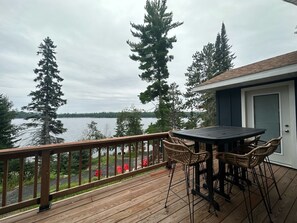 Outdoor dining - Comfort and Convenience. Family and pet friendly. Close to the action! (International Falls)