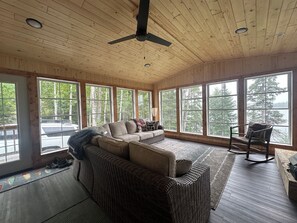 Smart TV, fireplace, books - Comfort and Convenience. Family and pet friendly. Close to the action! (International Falls)