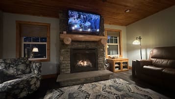 Smart-tv, eldstad och böcker