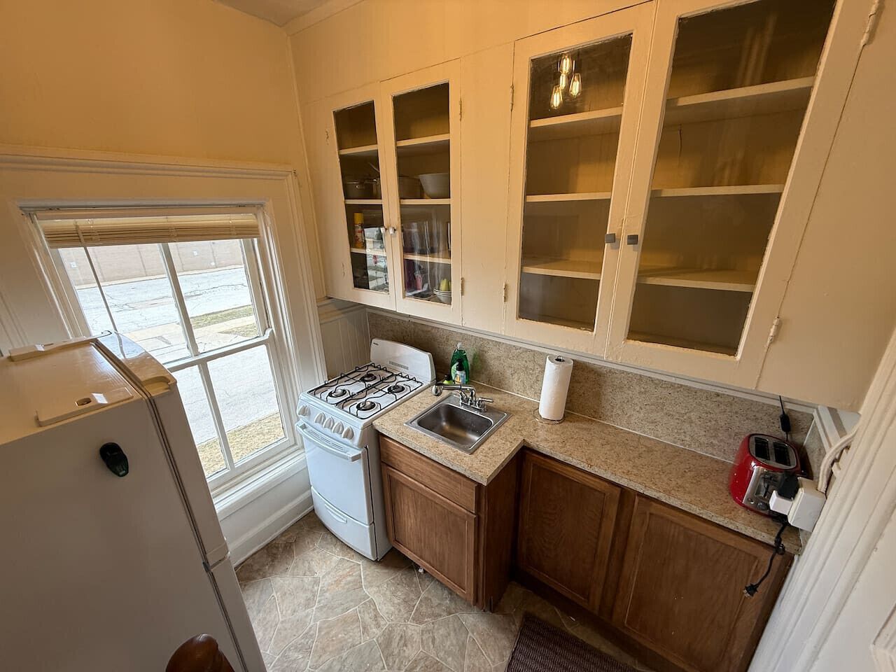 Jääkaappi, mikroaaltouuni, uuni, liesi