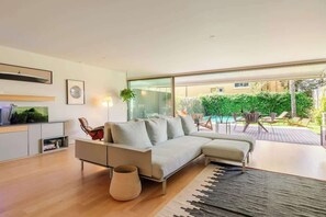 Smart TV - Grand Villa w/ Pool, Garden & Garage by HostWise (Porto)