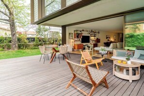Outdoor dining - Grand Villa w/ Pool, Garden & Garage by HostWise (Porto)
