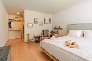 4 bedrooms, iron/ironing board, free WiFi, bed sheets - Grand Villa w/ Pool, Garden & Garage by HostWise (Porto)