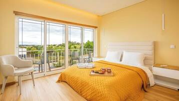 5 bedrooms, iron/ironing board, WiFi, bed sheets