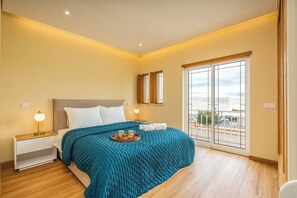 5 bedrooms, iron/ironing board, WiFi, bed sheets