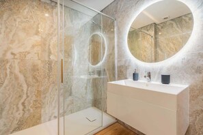 Bruser, hårtørrer, håndklæder, Shampoo