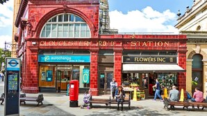 Estación Gloucester Road, con Eurochange y Flores Inc.