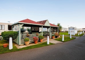 Outdoor dining - Introducing the Willerby Herald, a 2-bedroom caravan designed with your comfort. (Caister-on-Sea)