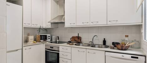 Een koelkast, een microgolfoven, een oven, een kookplaat