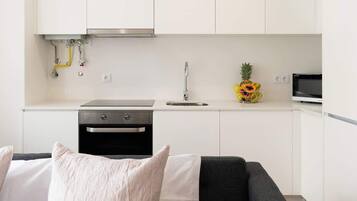 Een koelkast, een magnetron, een oven, een kookplaat