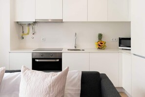 Een koelkast, een magnetron, een oven, een kookplaat