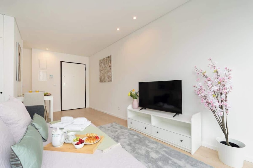 Cozy Studio W/ Balcony & Garage By Hostwise - Labruge