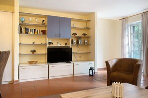 Fernseher, DVD-Player, Tischtennisplatte