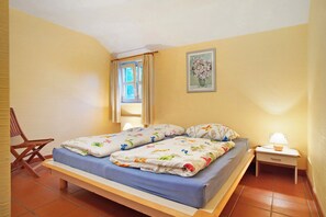 2 bedrooms, iron/ironing board, free WiFi, bed sheets