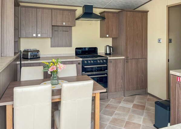 Fridge, oven, stovetop, toaster - Platinum 4+2 Hot Tub (Towyn)
