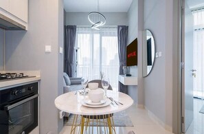 Een koelkast, een magnetron, een oven, een kookplaat