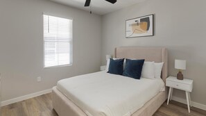 2 dormitorios, escritorio, tabla de planchar con plancha y wifi