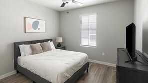 2 dormitorios, escritorio, tabla de planchar con plancha y wifi