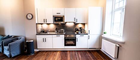 Frigorífico, microondas, horno y placa de cocina