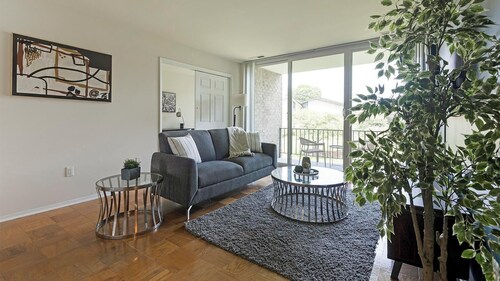 Landing | Chic 1BD, Pool, Gym