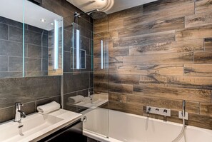 Dusche, Haartrockner, Handtücher
