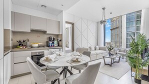 Un appartement moderne comprenant une cuisine, un coin repas et un salon.