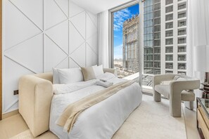 2 chambres, bureau, fer et planche à repasser, lit de bébé portatif