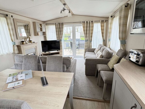 Fernseher, Kamin, DVD-Player