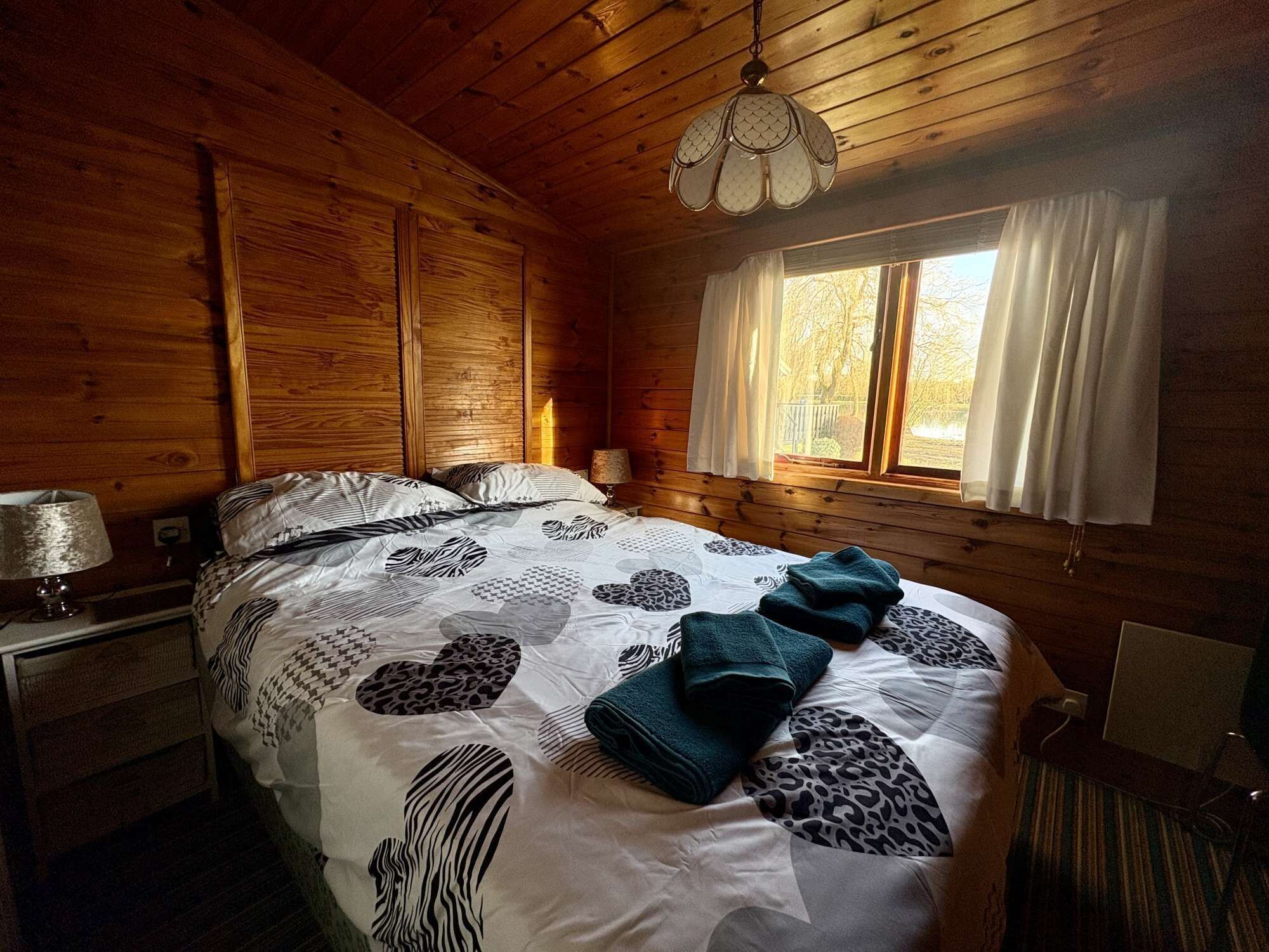 Bumble Bee Cabin On Heron Lake - Cotswolds