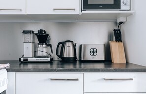 Een koelkast, een microgolfoven, een oven, een kookplaat