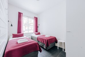 3 bedrooms, desk, iron/ironing board, free WiFi