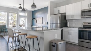 Kühlschrank, Esstisch