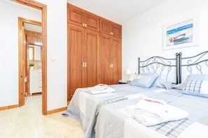 1 dormitorio, tabla de planchar con plancha, Internet