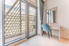 Interior - 1BR Near Atlantis & Nakheel Mall, Steps from Palm Viewing Deck, By Deluxe Holiday Homes (Dubai)