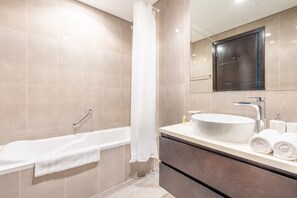 Dusche, Haartrockner, Handtücher, Seife