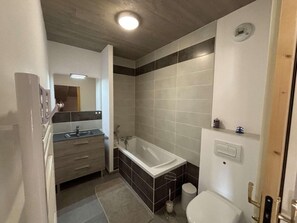 Bathroom - 50m from resort center, 5th floor, view mountain, terrace, fireplace or stove, tv, ski locker, 130m² (Auris)