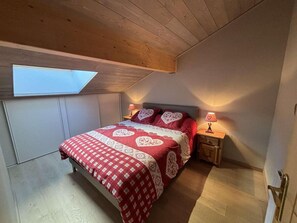 4 bedrooms, WiFi, bed sheets - 50m from resort center, 5th floor, view mountain, terrace, fireplace or stove, tv, ski locker, 130m² (Auris)
