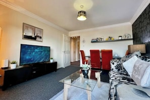 Living area - Stylish Modern Flat with Juliet Balcony & Parking (Glasgow)