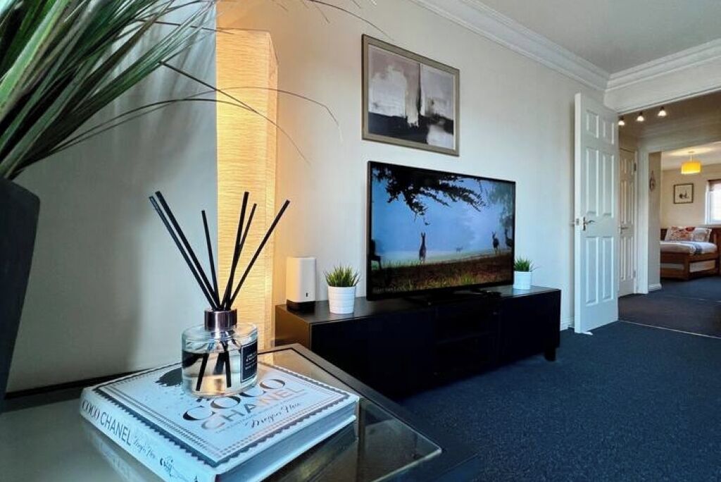 Stylish Modern Flat With Juliet Balcony & Parking - Glasgow