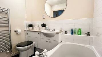 Serviettes fournies, savon, papier toilette