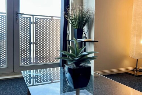 Stylish Modern Flat with Juliet Balcony & Parking