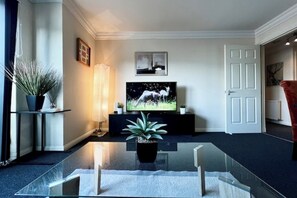 Interior - Stylish Modern Flat with Juliet Balcony & Parking (Glasgow)