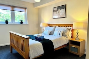 2 bedrooms, iron/ironing board, WiFi, bed sheets - Stylish Modern Flat with Juliet Balcony & Parking (Glasgow)