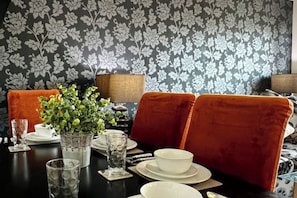 Dining - Stylish Modern Flat with Juliet Balcony & Parking (Glasgow)
