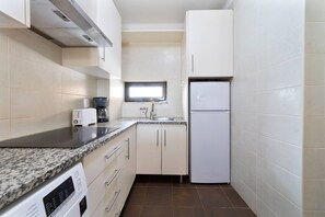 Refrigerador, microondas, parrilla de estufa y cafetera y tetera