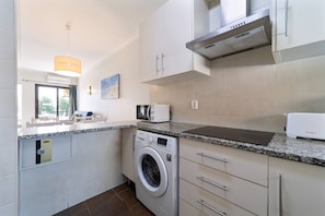 Refrigerador, microondas, parrilla de estufa y cafetera y tetera 