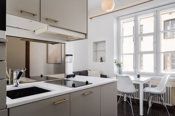 Fridge, microwave, oven, stovetop