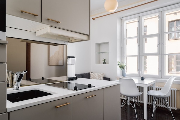 Refrigerador, microondas, horno, placa de cocina