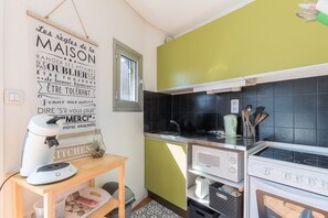 Kühlschrank, Mikrowelle, Ofen, Wasserkocher mit Kaffee-/Teezubehör