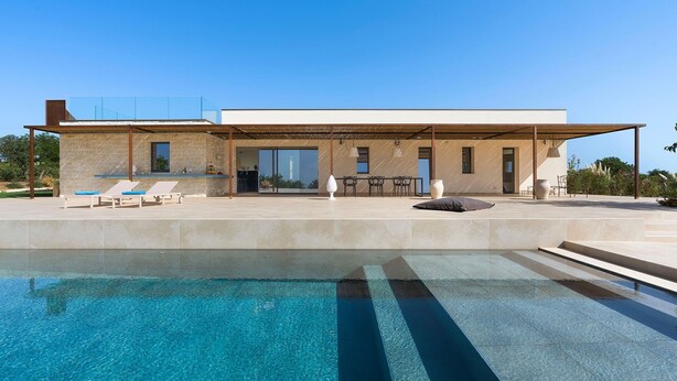 A modern house with a swimming pool, a patio with lounge chairs, and a covered outdoor area. - Villa Miriam with swimming pool - My Rental Homes (Scicli)